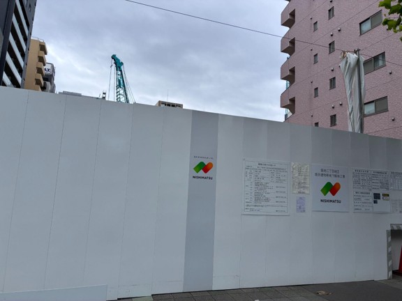 築地二丁目地区の計画地を囲む仮囲い