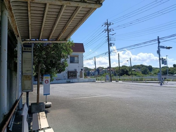 「長作町」バス停、待合所(筆者撮影)