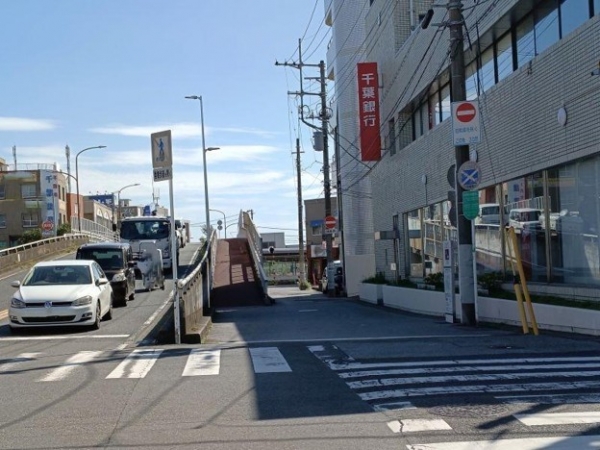 「長作町」バス停、待合所(筆者撮影)