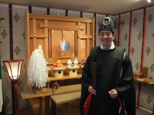 大津神社　宮司 籔野 信氏　お香の香りに包まれた神前にて