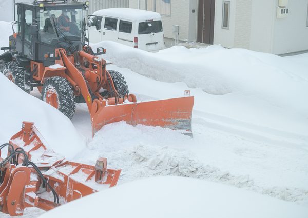冷凍庫より雪の下にうずめる方が速く冷える
