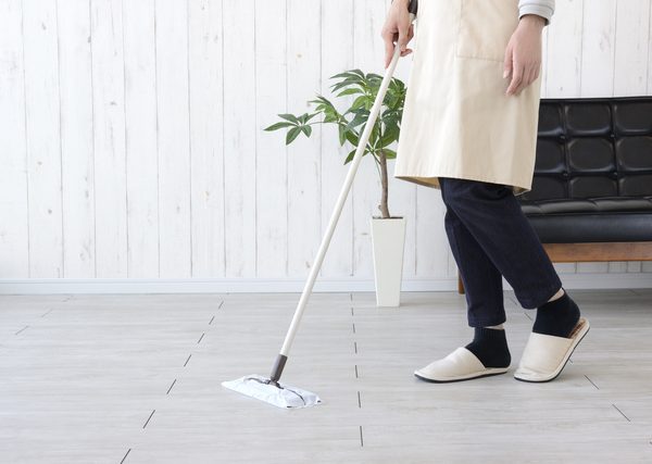 掃除機をかけると花粉が舞い上がるため、ワイパーなどで床をふいてからかけるとよい