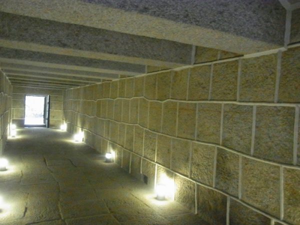 城内には焔硝蔵が数か所あったというが、青屋口にあった土蔵造りの焔硝蔵は1660年（万治3年）に落雷を受け大爆発を起こし、さらに別の場所にあった焔硝蔵も腐食により建て直しがされるなど、焔硝（火薬）の有効な保管方法に悩まされていた