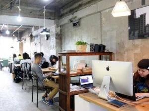 2階はコワーキングスペース。6名の会員が思い思いのスタイルで仕事をしている