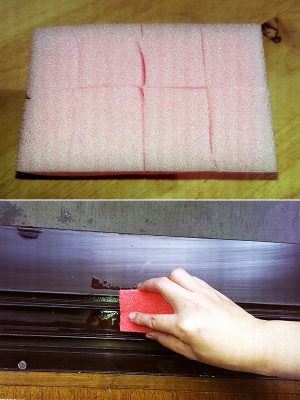 （上）切れ込みを入れると、凹凸のあるレールにも入り込みやすい。（下）スポンジを濡らし、溝に沿って汚れを掻きだしていこう