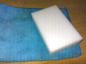 マイクロファイバークロスやメラミンスポンジは汎用性が高く、窓掃除以外にも活躍する場所が多くて便利。しかし、掃除をする素材との相性があるため、傷をつけてしまわないかなどの事前の確認が必要