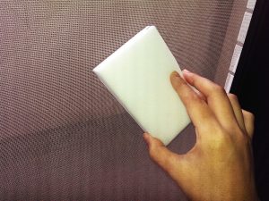 水を含ませたメラミンスポンジで網戸の表面を軽くこすっていく。網目を傷つけないような力加減で