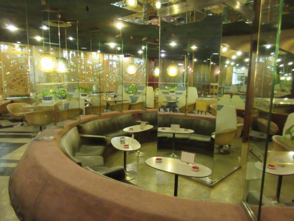 大阪で国際博覧会が開催された1970年に開店した「マヅラ」。当時の人が描いた未来を味わえる感じ