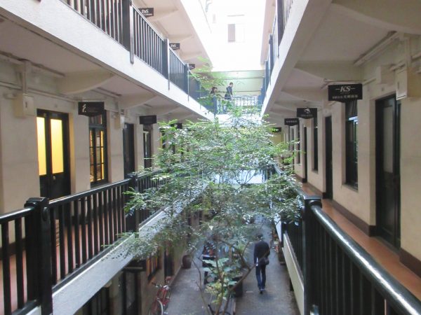 屋上緑化、自転車シェアリングなど現代ならではの工夫もみられる「船場ビルディング」