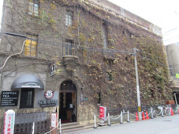 春から夏にかけて、甲子園球場から株分けしてもらった蔦で緑色になる「青山ビル」