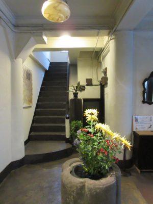 テナントビルの「伏見ビル」。オーナーの愛情が玄関の花活けに見えている