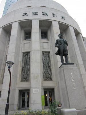 江戸から明治にかけての大阪の再構築に尽力した五代友厚像を抱く大阪証券取引所ビル。これからの大阪を支えるシビックプライドをどう取り戻すか