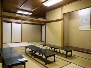 レンタルスペースとして復活した2階の大広間。懐かしい黒電話や裸電球の照明などもそのまま残る