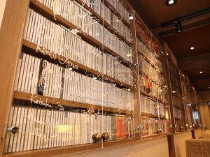 店内の壁に並ぶ5000枚のCD。ライブなどで訪れたアーティストのサインも