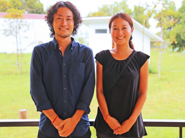 シェムリアップの中心地からトゥクトゥクで15分ほどの場所にある、PREAH GARDEN（プレアガーデン）を経営する速水夫婦。左から孝吉さん、亮子さん。孝吉さんは、株式会社サイバーエージェントを経て楽天株式会社へ入社。トラベル部門において、Webディレクターをしていた。亮子さんは、株式会社船井総合研究所での経営コンサルタントを経て、楽天株式会社へ入社。結婚後は株式会社ジャルパックへ出向。現在は二人でAKO株式会社を設立し、カンボジアへ移住している