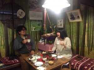 カフェで常連客と歓談する森川氏