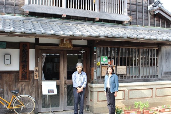 NPO法人 伊勢河崎まちづくり衆の西城利夫さんと西山清美さん。後ろの建物は、伊勢河崎商人館