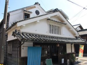 河崎本通り沿いにある喫茶店「河崎蔵」。蔵の中でコーヒーや伊勢うどんなどを楽しめる