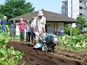 初級コースの実技風景。実技の講師には、当然ながら区内の農家の方が担当してくれる