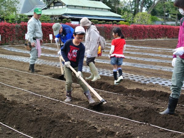農とのふれあい・体験コースの風景。子どもたちも慣れない道具を使いながらの1日。よい経験ができる