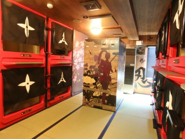 カプセルホテルにアニメ、忍者、戦国武将…。外国人旅行客の注目