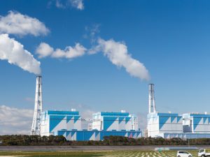 日本の火力発電所の需要端の熱効率は、平成15年に36.9％と固定されている