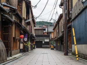 平成27年の京都への観光客数は5,684万人となっており、平成26年の5,564万人から120万人（2.2%）増えている。（平成27年 京都観光総合調査より）