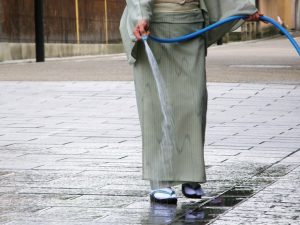 玄関に打ち水をすると「歓迎」の意味がある
