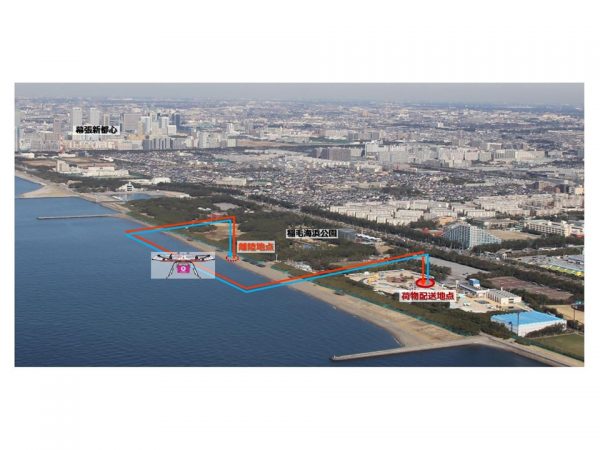 11月22日の実証実験では、稲毛海浜公園のいなげの浜から海上を約700m飛んで荷物を配送するデモンストレーションを実施した（出典：千葉市HP)