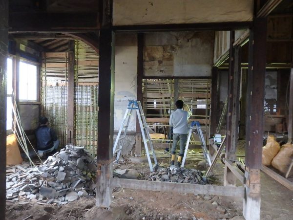 土壁塗り体験やDIYイベントでのワークショップなどの改修が行われている旧八女郡役所。<BR />外観からはわかりにくいが、建物の活用に向けて着実に進んでいる