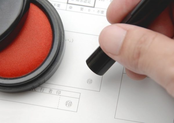 引越しのトラブルを防ぐには、契約前の営業担当者への相談と契約書の内容を確認することが重要