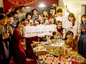 多くの人が集まった引っ越し後のパーティー。なんとも楽しそうだ