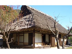 日本独特の茅葺屋根。夏の直射日光を遮り、冬は居間の奥まで光を届ける役割をしていた。開放的な縁側やふすまでの間仕切りも、湿気の多い日本の気候風土に合った造りなのだ（写真提供/愛知県古民家再生協会）