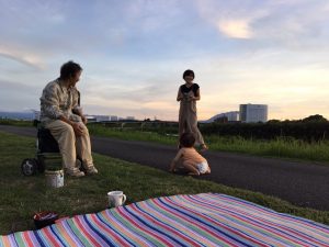 夕暮れのお庭ピクニック。近所のおばあちゃんも立ち寄って一緒に休憩中