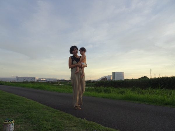 夏の霧島滞在時の江頭さんと息子の輝一郎くん。彼女を見ていると子育てはすごく楽しそうに思えた