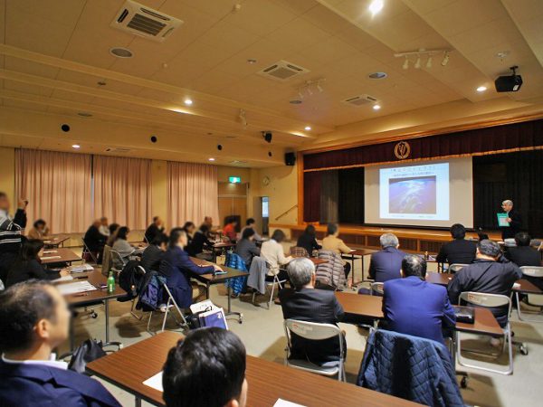 ▲神山町には、ほぼ毎日のように全国から視察団が訪れる。<br />視察にやってくるのは主に議員や自治体関係者、地域づくり団体、不動産会社などで、月に500人に上ることもあるそうだ。<br />大南さんは自ら登壇してまちづくりのレクチャーを行い、全国でも講演活動を行っている。<br />（神山町農村環境改善センターでのレクチャー風景）