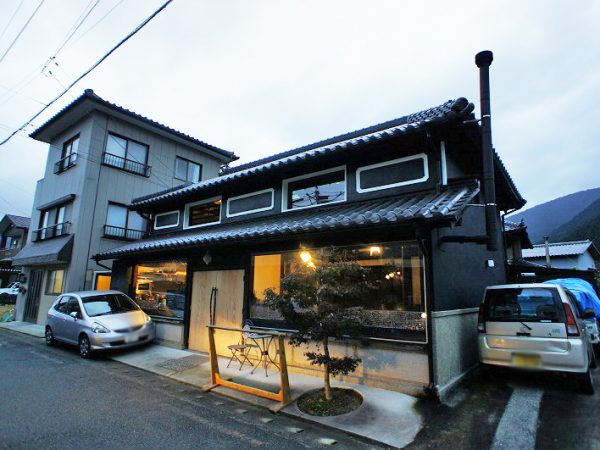 ▲地元のお年寄りも常連だという古い民家を改築したフレンチビストロ。<br />もともと東京の高級ホテルでワインイベントを開いていたような実力のあるソムリエールが、神山へ移住して開業。<br />地元の人たちのためにビオワインを選び本格的なフランス家庭料理をふるまうビストロは、<br />住民だけでなく外国人観光客も評判を聞きつけて訪れるほどの人気店となった