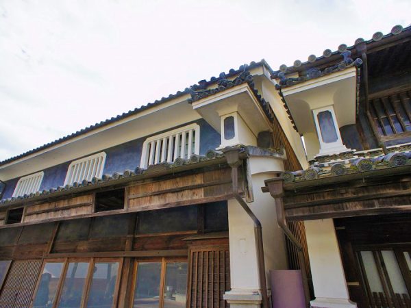 ▲高く上げれば上げるほど“富の象徴”とされたうだつ。<br />南町を歩いていると巨大なうだつを上げた家屋が多く、当時の商家の栄華が窺える