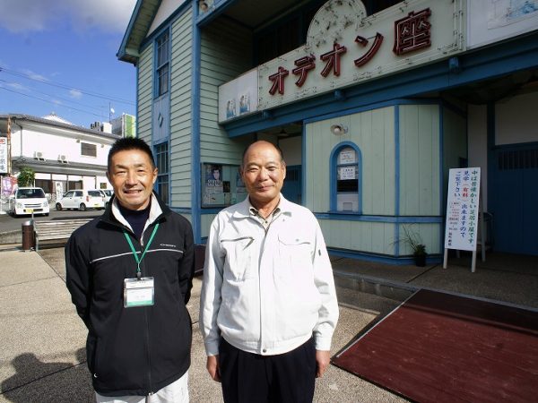 ▲左：美馬市役所商工観光科の大森秀樹さんと、右：建築物の復元に力を注いでいる内藤建設の内藤逸喜さん。<br />「これからの町づくりに必要となるのは『誇り』。<br />若い人や新しく移り住んできた人に、ただ“がんばってくれよ”と言うだけではダメで、<br />地域の人と、新しい人と、行政とが一緒になって町づくりをやっていこうという意識が大切だと思う」と内藤さん。<br />※山田洋二監督の映画『虹をつかむ男』のロケ舞台になったことで町の指定文化財に指定された劇場『オデオン座』前にて撮影