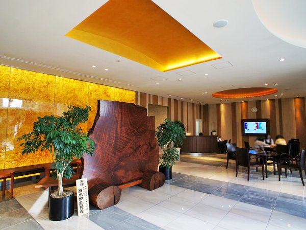 ▲『熱田の杜 最勝殿』のエントランスホールはまるでホテルのロビーのように広々としたゴージャスな空間。<br />快適な冷暖房が完備されエレベーターが備えられた『屋内墓苑』なら、確かにお年寄り一人での参拝も安心できる。<br />10：00から18：00までの開館時間内であれば365日いつでも参拝可能だ