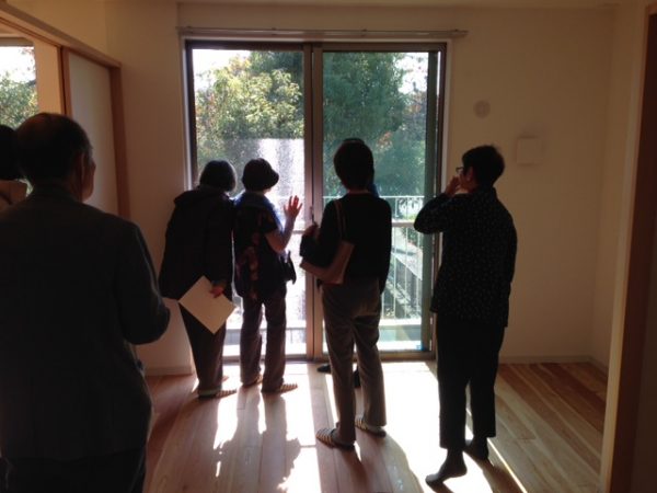 「ゆいま〜る福」の見学会に来た入居予定者や入居検討者たち。ここに自分が暮らしたら、と思い描きながら細部をチェックする