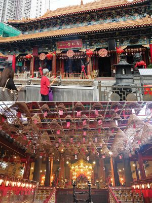 （写真上）香港風水の聖地であり、道教、仏教、儒教が習合している「赤松黃大仙祠」。（写真下）香港最古の道教寺院「文武廟」