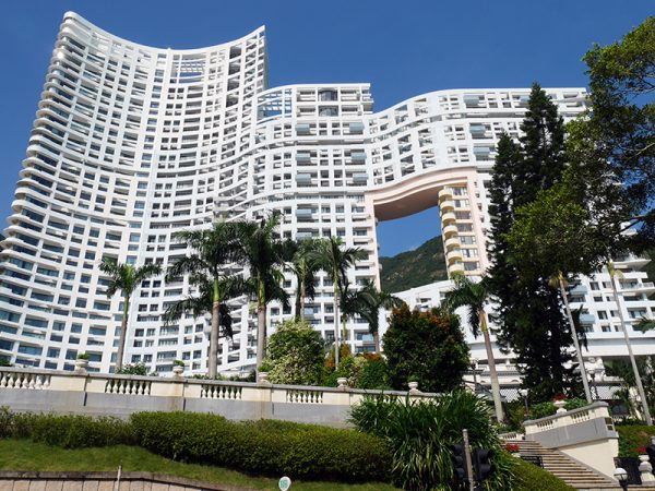 窓の開いた波型の屏風の様なフォルムは、見る者に新鮮な驚きと共に意外な安心感をも感じさせる