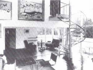 1934年11月、このアトリエで開催された三岸好太郎遺作展の様子（山本愛子さん提供）

