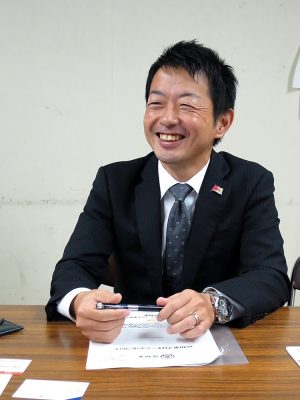 地産地消・外商課の吉野史一さん。「『土佐経済同友会』という経済界の団体など県内の各界各層による県民会議があるのですが、その集まり自体を『高知家の家族会議』と呼んでくださっているんです。県民の皆さんに応援していただけるのが嬉しいですね」