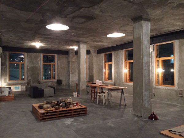 リノベーションで誕生した３階の大きな空間には、プロダクト・空間デザイナーの柳原照弘氏が入居、階下には陶器のショップを開設