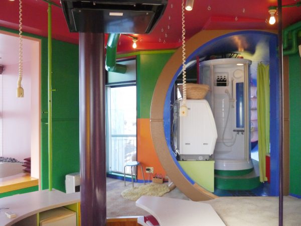 光の当たり具合などによって、見る人によって認識される色の数が異なることもある