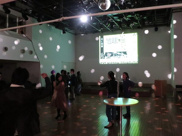 トークセッション終了後はダンスタイムに。そこかしこで談笑する姿が見られた