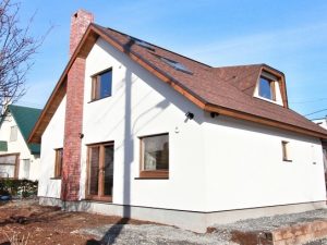 北の大地に映える、可愛い三角屋根の物件。こうした、その土地らしい建物がリノベで再生されるとしたら街の風景も変わってくる