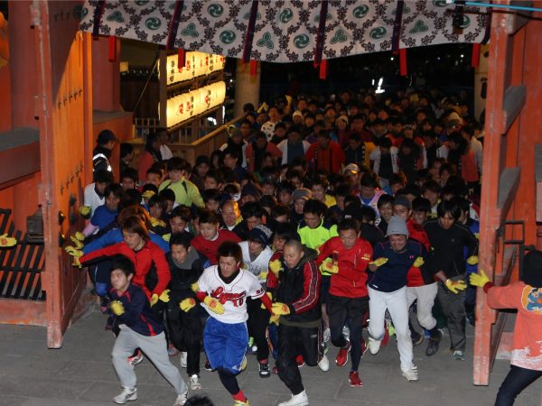 開門と同時に、参拝者たちが拝殿に向かって駆け出す